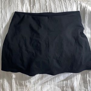 LILULEMON BLACK SKIRT SIZE 6